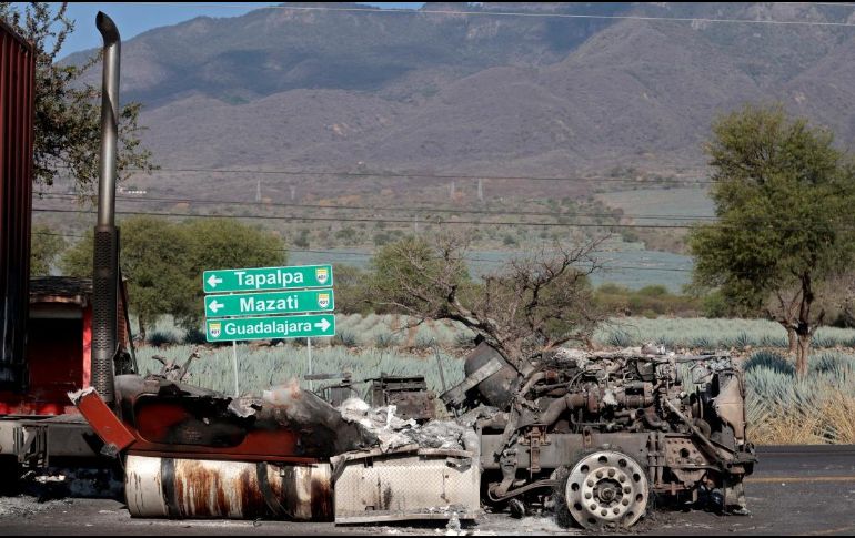 La ola de violencia tras la operación militar dejó un saldo de 25 integrantes de la Guardia Nacional y más de 30 miembros del CNG fallecidos, sumado a cortes en carreteras, quemas de gasolineras, vehículos, transporte de carga y establecimientos comerciales. AFP / ARCHIVO