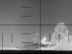 La fotografía es tomada de la cuenta oficial en X del Departamento de Guerra de los Estados Unidos @DeptofWar donde se muestra el hundimiento de un buque de guerra iraní por parte de un submarino estadounidense. EFE / @deptofwar