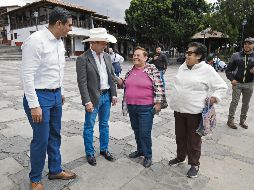 Junto con el alcalde de Tapalpa, Antonio Morales Díaz (izquierda), el gobernador Pablo Lemus recorrió la cabecera municipal, donde anunció un fondo para apoyar a los comercios, trabajadores y familias afectadas por la suspensión de actividades durante los disturbios del pasado 22 de febrero. ESPECIAL