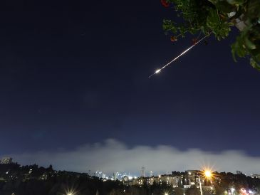 Un misil iraní es interceptado en el cielo de Tal Aviv. EFE/A. Sultan