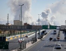 Columnas de humo se elevan en Teherán durante ataques de la campaña militar de Estados Unidos e Israel en Irán. AP/V. Salemi