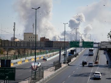 Columnas de humo se elevan en Teherán durante ataques de la campaña militar de Estados Unidos e Israel en Irán. AP/V. Salemi