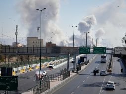 Columnas de humo se elevan en Teherán durante ataques de la campaña militar de Estados Unidos e Israel en Irán. AP/V. Salemi