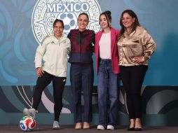 Aparecieron para anunciar el concurso la futbolista Charlyn Corral, la árbitra internacional Katia Itzel García Mendoza y la periodista deportiva Gabriela Fernández, junto a la Presidenta Claudia Sheinbaum. SUN / L. Camacho