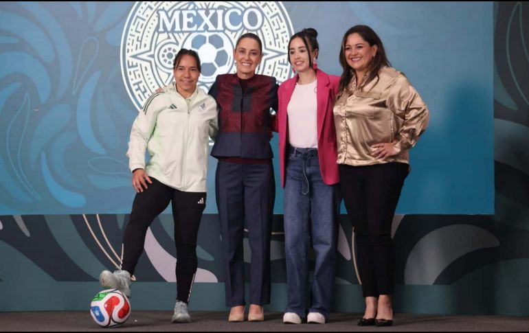 Aparecieron para anunciar el concurso la futbolista Charlyn Corral, la árbitra internacional Katia Itzel García Mendoza y la periodista deportiva Gabriela Fernández, junto a la Presidenta Claudia Sheinbaum. SUN / L. Camacho