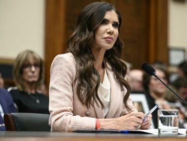 Kristi Noem, ahora ex secretaria de Seguridad Nacional de Estados Unidos. AFP / B. Smialowski