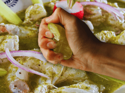 el jugo de limón no cuece el pescado o el camarón en el sentido tradicional, pero su ácido provoca cambios físicos y químicos en las proteínas que parecen similares a los efectos de una cocción ligera. ESPECIAL / CANVA