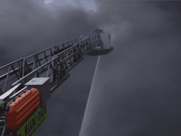 Miami-Dade informó del despliegue de 48 unidades, incluyendo por aire, en la bodega industrial en la zona de Miami Gardens. EFE