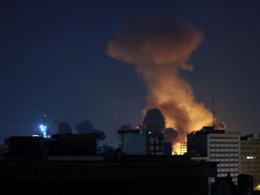 Fuego y humo tras un ataque en Teherán, capital de Irán. Los ataques de Estados Unidos e Israel continúan en varios puntos de la república islámica. EFE/A. Taherkenareh