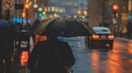 Recuerda que ante los cambios bruscos en el clima, es importante salvaguardar la salud de la población vulnerable, como lo son niños y adultos de la tercera edad. Unsplash