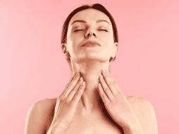 El maquillaje puede ayudar a ocultar el chupetón por algunas horas, pero la marca desaparecerá de manera natural con el paso de los días. CANVA