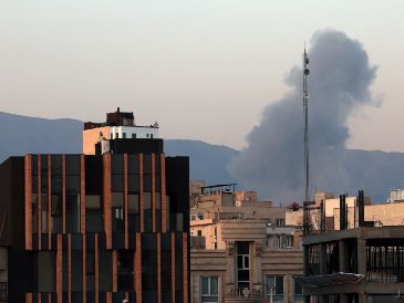 A primera hora del viernes, Irán lanzó ataques con misiles y drones contra Kuwait, Qatar, Arabia Saudí y Bahrein, países que albergan fuerzas de Estados Unidos. EFE/A. TAHERKENAREH