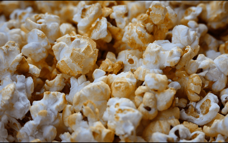 Las palomitas de maíz resultan mucho más saciantes que las papas fritas. ESPECIAL/Canva