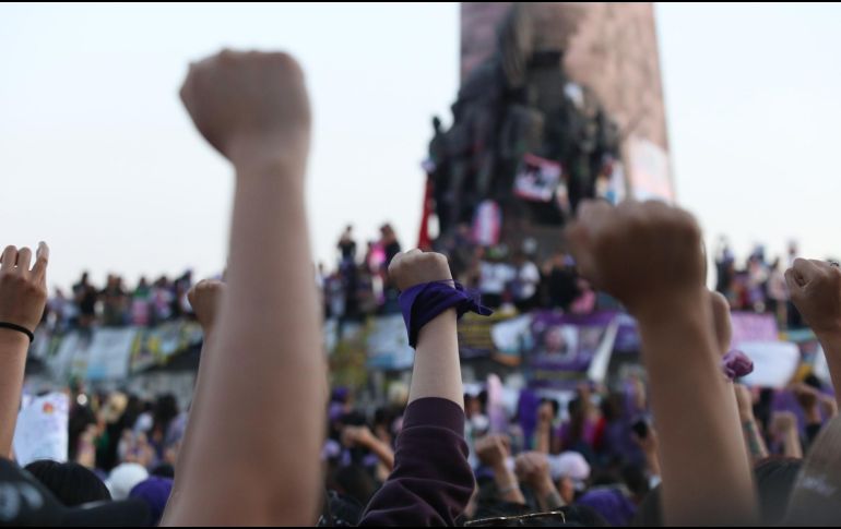 Cada año, durante las marchas del 8M, millones de mujeres en diferentes ciudades levantan el puño como una señal de apoyo mutuo y de fortaleza colectiva. EL INFORMADOR / ARCHIVO