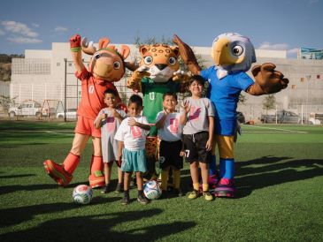 La Colmena Miramar en Zapopan se transformó en el epicentro de la alegría con la visita de la "tercia de ases" más esperada: Zayu, Maple y Clutch, las mascotas oficiales que le están poniendo rostro y corazón a la próxima justa mundialista. CORTESÍA