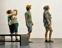 La obra “Mausoleo” explora la relación entre luz, sombra y mirada para construir una atmósfera inquietante en escena. CORTESÍA