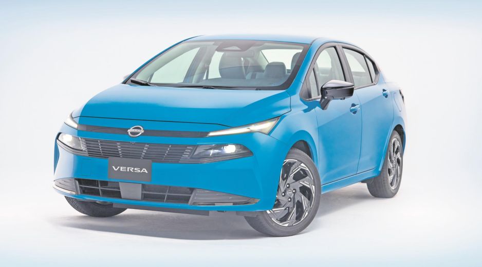 El nuevo Versa adopta un frontal más moderno con luces divididas, parrilla más discreta y rines rediseñados que refuerzan su imagen renovada. CORTESÍA