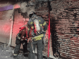 Debido al incendio reportado a un costado del Mercado Corona, en la calle Independencia, fue cerrada a la circulación vehicular. ESPECIAL