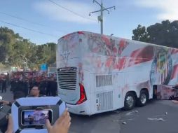 Un grupo de aficionados del Atlas arrojó diversos objetos al camión que transportaba al equipo rojiblanco. EL INFORMADOR/ F. RAMÍREZ.