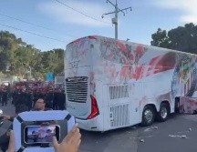 Un grupo de aficionados del Atlas arrojó diversos objetos al camión que transportaba al equipo rojiblanco. EL INFORMADOR/ F. RAMÍREZ.