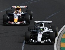 En uno de los grandes momentos de la carrera, Checo Pérez revivió la rivalidad con Liam Lawson en un mano a mano. EFE/J. Carrett