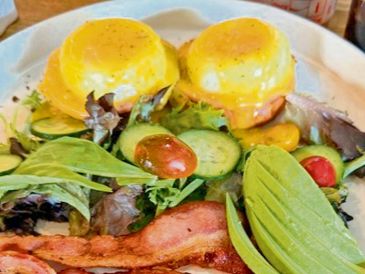 Huevos benedictinos ($260). Normalmente los ofrecen con salmón ahumado, pero pedimos que fuera con lomo canadiense. CORTESíA