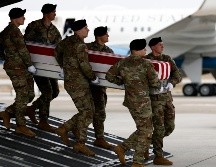 Los restos de seis soldados estadounidenses muertos en un ataque con drones en Kuwait llegaron ayer a la  Base Aérea de Dover, en Delaware. EFE/W. Oliver