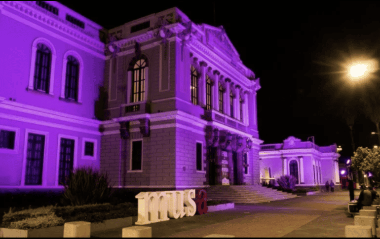 Las noches del 7 y 8 de marzo la fachada del museo se iluminan de color morado. MUSA