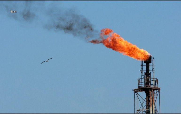 El aviso se produce después de que anoche Israel atacase cuatro instalaciones de almacenamiento de petróleo y un centro de transferencia de productos petrolíferos en las provincias de Teherán y Alborz. EFE/Str