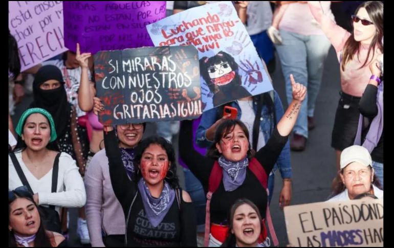 Miles de mujeres participan en marchas y movilizaciones donde los carteles y consignas se vuelven una forma de expresar demandas, denunciar abusos y recordar a quienes han sido víctimas de la violencia. EL INFORMADOR / ARCHIVO