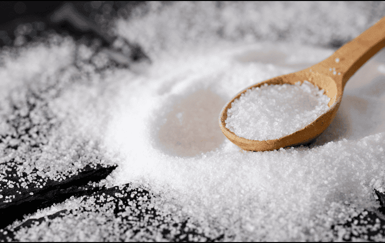 La OMS estima que 2.5 millones de defunciones anuales se podrían evitar si las personas consumieran la sal en niveles adecuados. ESPECIAL/Canva
