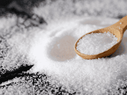 La OMS estima que 2.5 millones de defunciones anuales se podrían evitar si las personas consumieran la sal en niveles adecuados. ESPECIAL/Canva