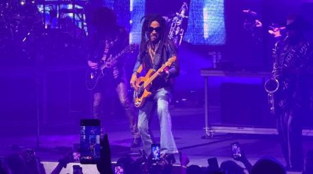 De mezclilla, lentes oscuros y sus largas rastas inconfundibles, Lenny Kravitz desgarró el aire con los primeros acordes violentos, rockeros, de su guitarra eléctrica. EL INFORMADOR / A. NAVARRO