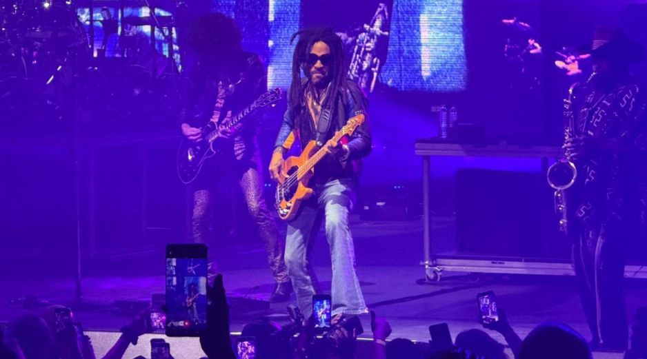 De mezclilla, lentes oscuros y sus largas rastas inconfundibles, Lenny Kravitz desgarró el aire con los primeros acordes violentos, rockeros, de su guitarra eléctrica. EL INFORMADOR / A. NAVARRO