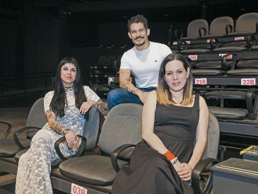 De izquierda a derecha: Abigail Vázquez (encargada de LARVA); Carlos González (director de Cultura Guadalajara); y Edith Castillo (encargada del Teatro Jaime Torres Bodet). EL INFORMADOR/ J. Acosta