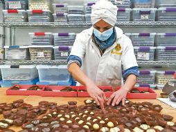 Trabajadora participa en la elaboración de productos en una fábrica de chocolates en Jalisco. ESPECIAL