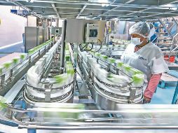 Trabajadora participa en una línea de producción industrial. Empresarios prevén mejora gradual del mercado laboral durante el año. ESPECIAL