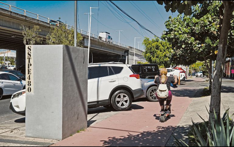 Negocios y camiones de carga utilizan los carriles laterales del Periférico como estacionamiento o patio de maniobras, reduciendo la circulación y provocando congestionamientos constantes. EL INFORMADOR/ J. Acosta
