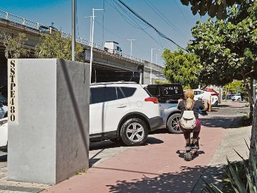 Negocios y camiones de carga utilizan los carriles laterales del Periférico como estacionamiento o patio de maniobras, reduciendo la circulación y provocando congestionamientos constantes. EL INFORMADOR/ J. Acosta