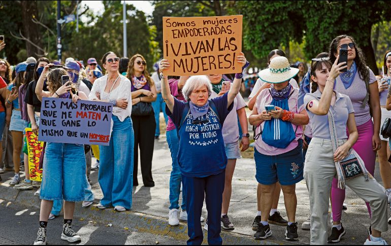 Miles de mujeres marcharon por las calles del Centro de Guadalajara en el marco del 8M para exigir justicia por las víctimas de la violencia y la localización de mujeres y hombres desaparecidos. EL INFORMADOR/ J. Acosta