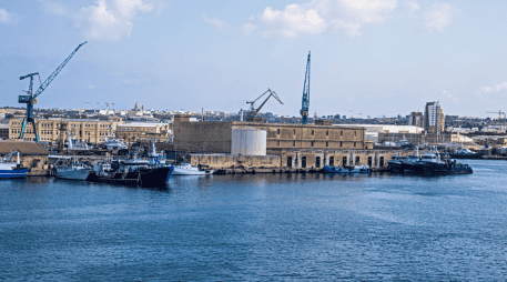 Entre los sitios históricos más representativos se encuentra el Fuerte de la Contaduría, construido en 1760 en lo alto del cerro, desde donde se tiene una vista privilegiada del mar. CANVA