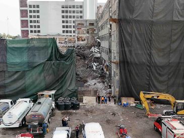 Intensa movilización de los cuerpos de emergencia tras el colapso de una estructura dentro de un edificio en demolición. SUN/V. Rosas