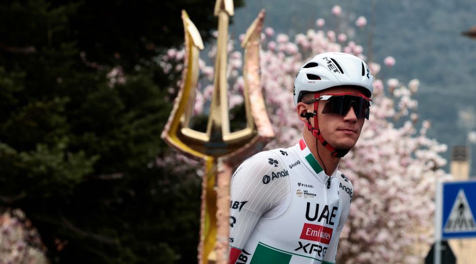 El ciclista mexicano Isaac Del Toro, del equipo UAE Team Emirates, antes de la segunda etapa de la carrera ciclista Tirreno-Adriático este martes. EFE / R. Bettini