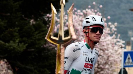 El ciclista mexicano Isaac Del Toro, del equipo UAE Team Emirates, antes de la segunda etapa de la carrera ciclista Tirreno-Adriático este martes. EFE / R. Bettini