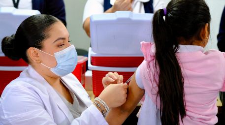 El Gobierno de Jalisco llamó a madres, padres y tutores a tener a la mano la Cartilla Nacional de Salud para agilizar la revisión del esquema de vacunación. CORTESÍA