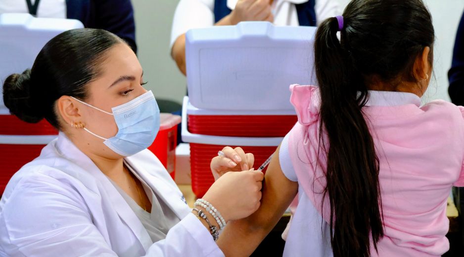 El Gobierno de Jalisco llamó a madres, padres y tutores a tener a la mano la Cartilla Nacional de Salud para agilizar la revisión del esquema de vacunación. CORTESÍA