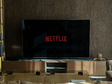Películas románticas, dramas, thrillers y documentales forman parte de la variedad que ofrece Netflix en su programación. PEXELS