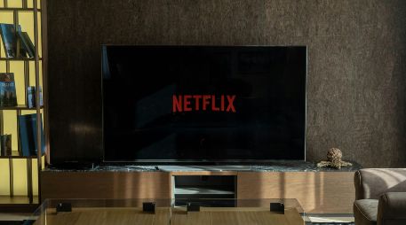 Películas románticas, dramas, thrillers y documentales forman parte de la variedad que ofrece Netflix en su programación. PEXELS