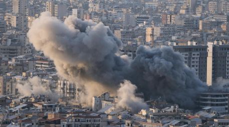 Columnas de humo se elevan tras un ataque aéreo israelí en Dahiyeh, en los suburbios del sur de Beirut, Líbano. AP/B. Hussein