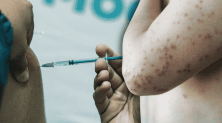 El secretario destacó que las jornadas masivas de vacunación y la implementación del uso de cubrebocas en las escuelas han permitido contener el brote de sarampión. EL INFORMADOR/ARCHIVO ESPECIAL/Canva